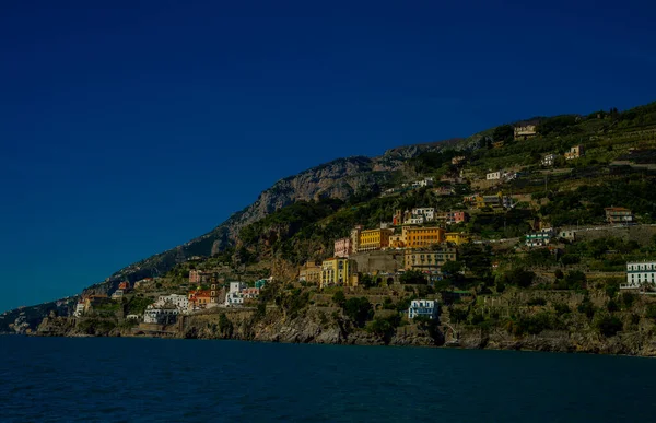 Abril 2022 Costa Amalfi Italia Vista Desde Ferry Ciudad Con —  Fotos de Stock