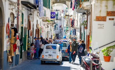20 Nisan 2022 - Amalfi, kıyı şeridinde binaları olan dar sokakları olan turistlerin sıkça uğraştığı güzel bir şehir.