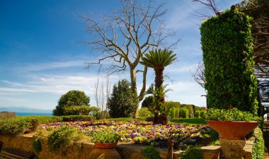 20 Nisan 2022 Ravello köyünün güzel manzaralı güzel detayları. İtalya 'nın Amalfitana kıyıları Yazın mavi gökyüzü.
