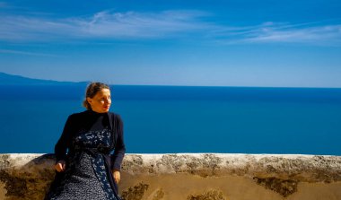 22 Nisan 2022 Ravello İtalya 'da parlak güneş ve mavi gökyüzü ile poz veren güzel bir kadın