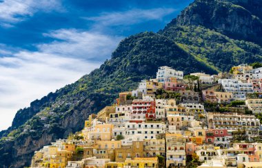 15 Nisan 2022 Positano Amalfi Sahili İtalya kıyılarında renkli evler ve arka planda mavi gökyüzü görülebilen bir yer .