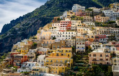 15 Nisan 2022 Positano Amalfi Sahili İtalya kıyılarında renkli evler ve arka planda mavi gökyüzü görülebilen bir yer .