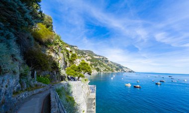 15 Nisan 2022 Positano Amalfi Sahili İtalya kıyılarında renkli evler ve arka planda mavi gökyüzü görülebilen bir yer .