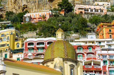 15 Nisan 2022 Positano Amalfi Sahili İtalya kıyılarında renkli evler ve arka planda mavi gökyüzü görülebilen bir yer .