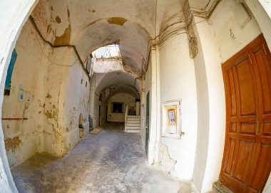 20 Nisan 2022-Capri, kıyı boyunca bir labirent gibi dar sokakları olan güzel bir ada.