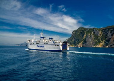 23 Nisan 2022 - Capri İtalya feribotu turistlerle dolu Arkanızda Capri adasını terk ederken sahili ve mavi gökyüzünü görebilirsiniz