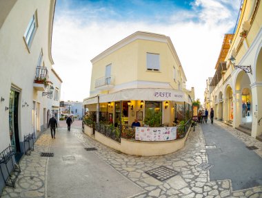 20 Nisan 2022 - Anacapri, kıyı şeridinde binaları olan dar sokakları olan turistlerin sıkça uğraştığı güzel bir ada.