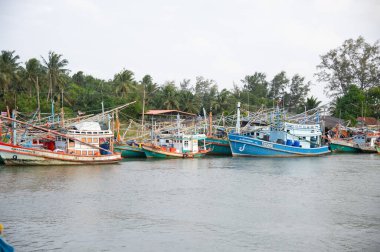 16 Aralık 2022 'de Pathio Tayland Chumphon denizden gelen renkli balıkçı tekneleri fırtınadan dolayı kıyıya vurdu..