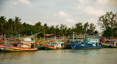 16 Aralık 2022 'de Pathio Tayland Chumphon denizden gelen renkli balıkçı tekneleri fırtınadan dolayı kıyıya vurdu..