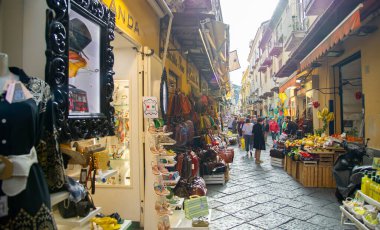 20 Nisan 2022 Sorrento İtalya amalfi sahili, dar sokaklar renkli hediyelik eşya dükkanları ve turistlerle dolu.