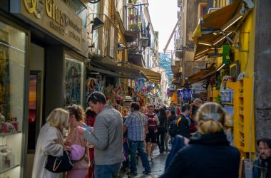 20 Nisan 2022 Sorrento İtalya amalfi sahili, dar sokaklar renkli hediyelik eşya dükkanları ve turistlerle dolu.