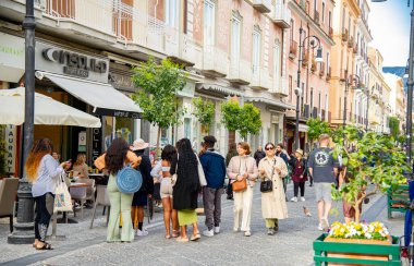 20 Nisan 2022 Sorrento İtalya amalfi sahili, dar sokaklar renkli hediyelik eşya dükkanları ve turistlerle dolu.