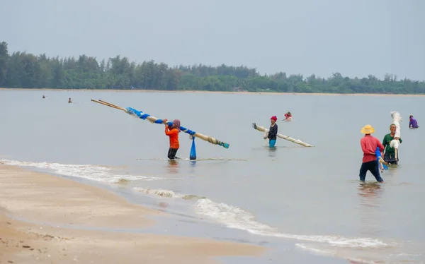 2023年1月22日 泰国川芬顿渔民在泰国海浅水捕鱼 — 图库照片