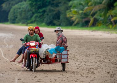 20 Ocak 2023 - Mobiletli Chumphon Taylandlı balıkçılar plaja park etmiş daha fazla insan taşımak için modifiye edildi