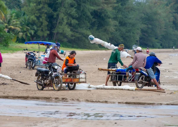 2023年1月20日 泰国川芬森渔民改装了滑板车 以运载更多停在海滩上的人 — 图库照片