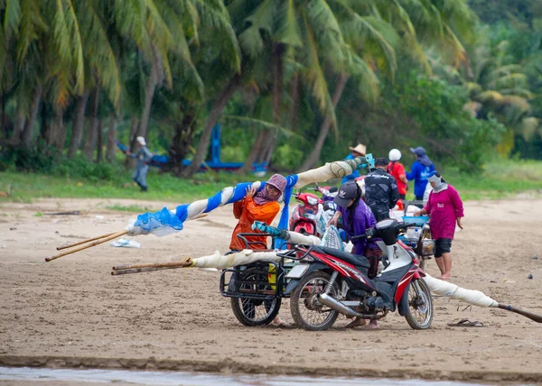 2023年1月20日 泰国川芬森渔民改装了滑板车 以运载更多停在海滩上的人 — 图库照片
