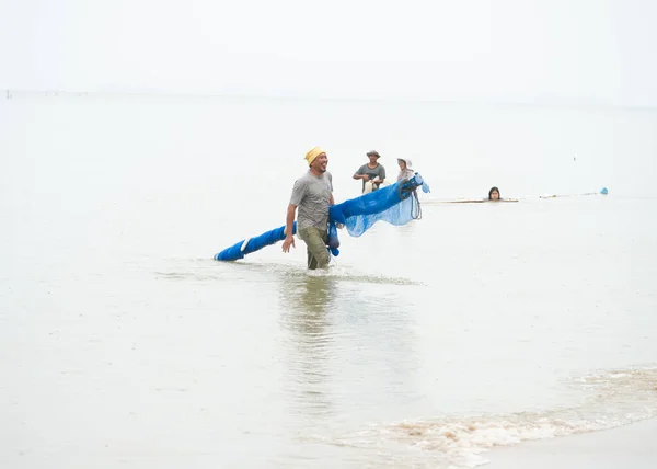 2023年1月22日 泰国川芬顿渔民 在泰国海浅水区有网捕鱼 — 图库照片