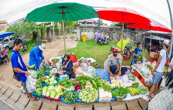 Января 2023 Года Чамфон Тайланд Переполненный Рынок Овощей Продавец Маске — стоковое фото