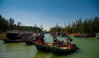 16 Aralık 2022 'de Pathio Tayland Chumphon denizden gelen renkli balıkçı tekneleri fırtınadan dolayı kıyıya vurdu..