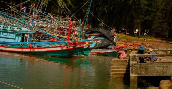 Декабря 2022 Патио Таиланд Chumphon Area Красочные Рыбацкие Лодки Прибывающие — стоковое фото