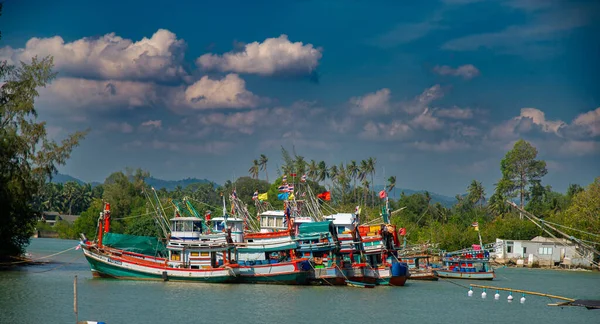 2022年12月16日 Pathio Thailand Chumphon地区 多彩的渔船随潮水从海上驶来 被风暴冲到岸上 — 图库照片