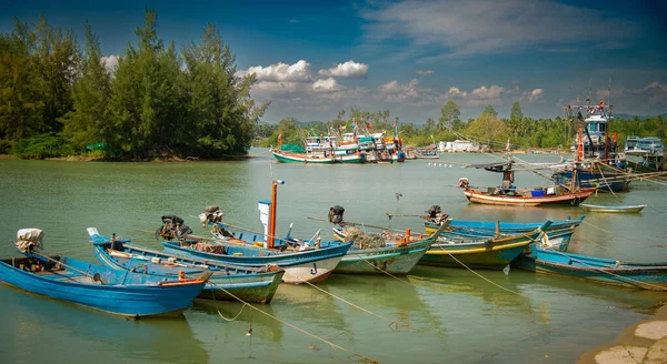 2022年12月16日 Pathio Thailand Chumphon地区 多彩的渔船随潮水从海上驶来 被风暴冲到岸上 — 图库照片