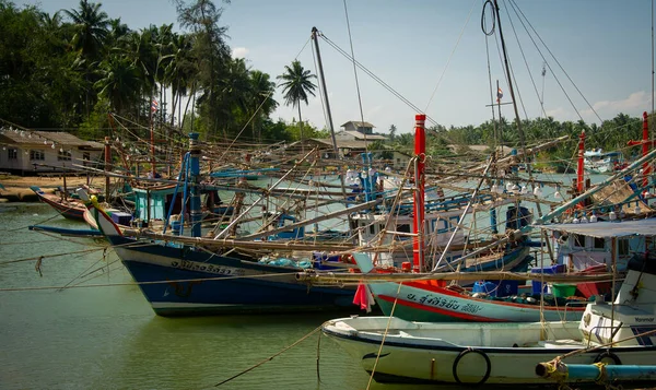 Grudnia 2022 Pathio Tajlandia Obszar Chumphon Kolorowe Łodzie Rybackie Przypływające — Zdjęcie stockowe