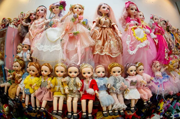 Muñecas Estante Exhibición Venta Vestidas Con Vestidos Todos Los Colores — Foto de Stock