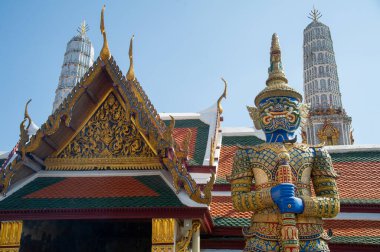 Wat Phra Kaew, Bangkok 'ta, İblis Koruyucusu. Devler, her biri ten rengi ve tacı ile ayırt edilen karakterlerdir. Her dev yaklaşık 5 metredir..