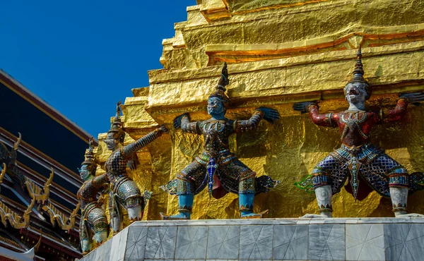 Wat Phra Kaew Бангкоке Подробно Одного Золотых Чеди Показывая Поддерживающих — стоковое фото