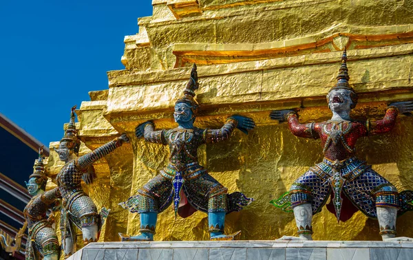 Wat Phra Kaew Бангкоке Подробно Одного Золотых Чеди Показывая Поддерживающих — стоковое фото