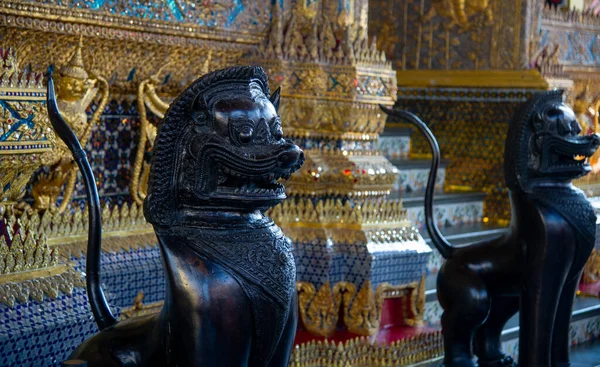 Внутри Храма Ват Пхра Кеу Бангкок Стоят Два Черных Льва — стоковое фото
