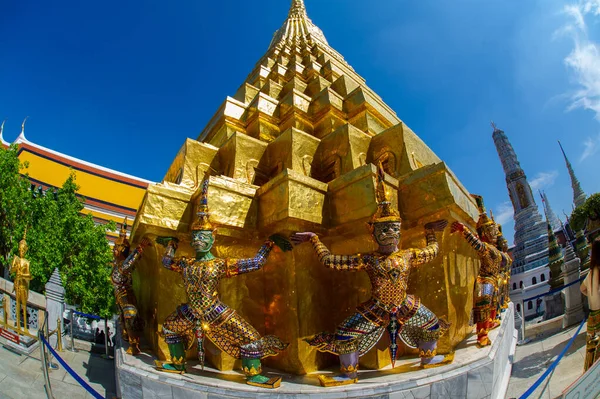 Wat Phra Kaew Bangkok Detalhe Dos Chedi Ouro Mostrando Gigantes — Fotografia de Stock