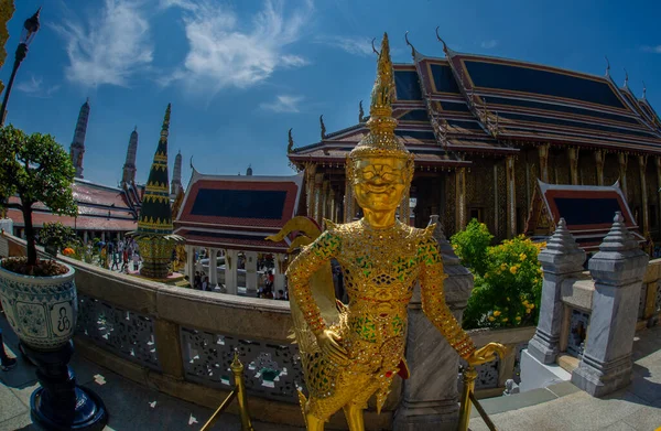 Figuras Mitológicas Decoram Terraço Wat Phra Kaew Feito Bronze Dourado — Fotografia de Stock