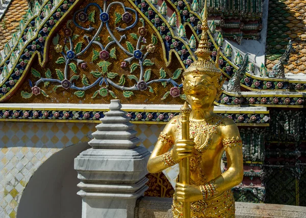 Mitológiai Alakok Díszítik Teraszon Wat Phra Kaew Készült Bronz Aranyozott — Stock Fotó