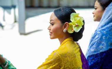 Şubat-20-2023 - Kuala Lumpur Malezya - Çok sayıda izleyicisi olan parlak renkli halk kıyafetleri giyecek gençlerle sokakta evlilik öncesi dans.