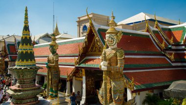 Wat Phra Kaew, Bangkok 'ta, İblis Koruyucusu. Devler, her biri ten rengi ve tacı ile ayırt edilen karakterlerdir. Her dev yaklaşık 5 metredir..