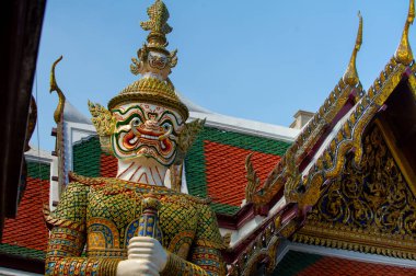 Wat Phra Kaew, Bangkok 'ta, İblis Koruyucusu. Devler, her biri ten rengi ve tacı ile ayırt edilen karakterlerdir. Her dev yaklaşık 5 metredir..