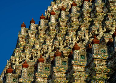 Şafak Tapınağı, Bangkok 'ta muhteşem bir nehir kenarı tapınağı. İkonik Khmer tarzı kuleleri renkli camlar ve Çin porselenleriyle süslenmiş, nefes kesici bir manzara yaratıyor.