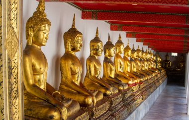 Wat Pho, Yaslanan Buda Tapınağı, Bangkok 'ta uzanan dev Buda heykeli, güzel mimarisi ve karmaşık duvar resimleriyle tanınan çarpıcı bir tapınaktır. Buda Altın Heykeli. .
