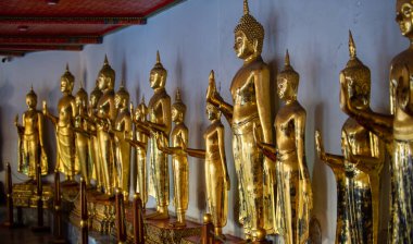 Wat Pho, Yaslanan Buda Tapınağı, Bangkok 'ta uzanan dev Buda heykeli, güzel mimarisi ve karmaşık duvar resimleriyle tanınan çarpıcı bir tapınaktır. Buda Altın Heykeli. .