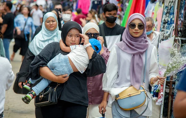 15 Şubat 2023-Kuala Lumpur Malaisya dünyanın dört bir yanından insanlar sunduğu eşsiz kültür ve mutfağı tatmak için bu bölgeye akın ediyor. Etrafta dolaşan çeşitli insanların karışımı.