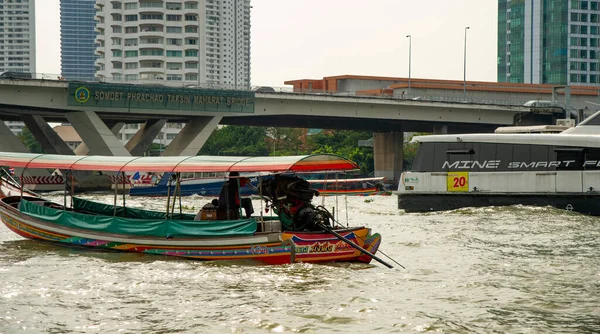 2023年1月4日 バンコクタイチャオプラヤー川はタイのバンコクの生命線です 地元の人や観光客がフェリーに乗って川沿いを楽しむ賑やかな水路です — ストック写真