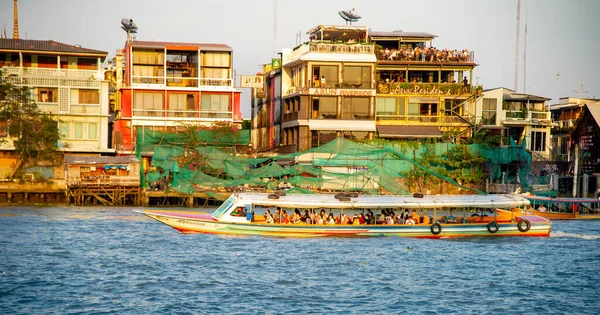 2023年1月4日 泰国曼谷 潮府河是泰国曼谷的生命线 这是一条繁忙的水路 当地居民和游客都可以在这条水路上渡船 享受海滨美景 — 图库照片