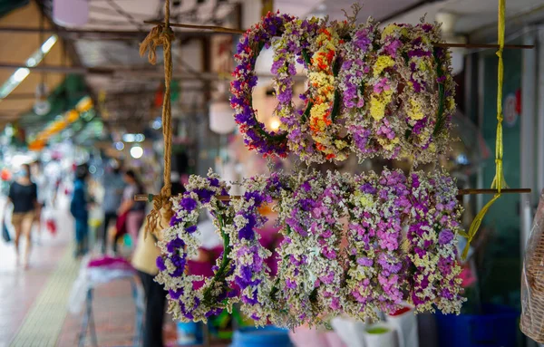 在泰国曼谷花市有数不清的五彩缤纷的花束和许多插花 吸引了众多的游客 各种颜色的异国花 — 图库照片