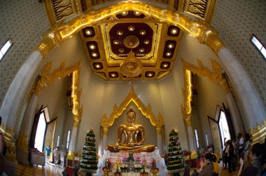 Bangkok 'taki Budist tapınağı. Ortasında yaldızlı bir heykel ve güzel bir tavan var. .