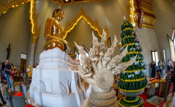 Буддийский Храм Бангкоке Позолоченной Статуей Посередине Красиво Построенным Потолком — стоковое фото
