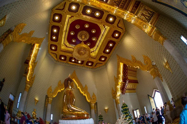 Буддийский Храм Бангкоке Позолоченной Статуей Посередине Красиво Построенным Потолком — стоковое фото