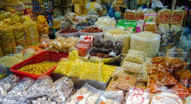 20 Mart 2023 Bangkok Tayland - Çin Kasabası 'ndaki gıda pazarı canlı lezzet ve aromalardan oluşan hareketli bir merkezdir. Çeşitli sokak yemekleri ve restoranlarla, baharatlı deniz ürünleri kızartması..