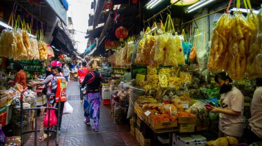 20 Mart 2023 Bangkok Tayland - Çin Kasabası 'ndaki gıda pazarı canlı lezzet ve aromalardan oluşan hareketli bir merkezdir. Çeşitli sokak yemekleri ve restoranlarla, baharatlı deniz ürünleri kızartması..